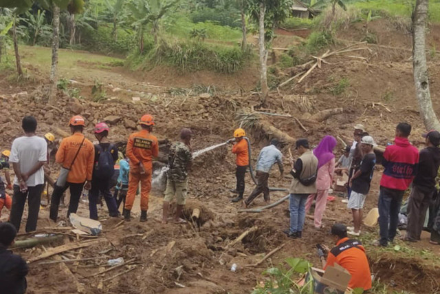 Upaya pencarian korban tertimbun di Desa Sirnasari, Kecamatan Pabuaran, Kabupaten Sukabumi. Foto: Dok. Istimewa