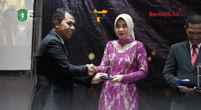 Kepala Dinas Pendidikan dan Kebudayaan Kalbar, Rita Hastarita saat menerima penghargaan di BPMP Awards 2024. Foto: Dok. Dikbud Kalbar