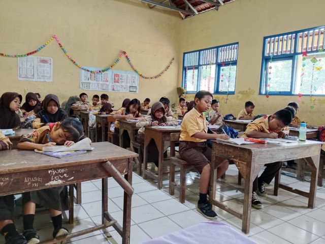 Siswa yang sedang belajar di ruang kelas (Sumber : Kurnia Heinz)