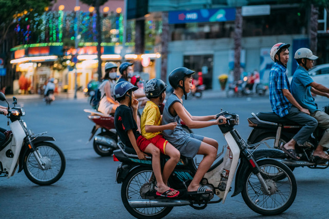  Ilustrasi Seorang Pengendara Sepeda Motor yang Menerobos Lampu Merah Merupakan Salah Satu Bentuk. Sumber: Unsplash/Tron Le