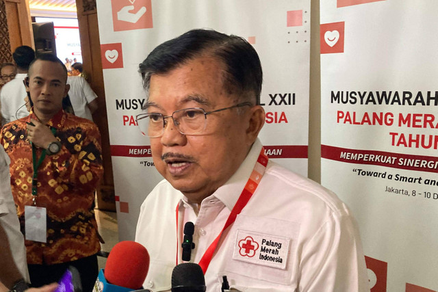 Ketua PMI perioden 2019-2024 Jusuf Kalla menjawab pertanyaan wartawan usai menghadiri Munas ke-22 PMI, di Hotel Grand Sahid, Jakarta Pusat, Senin (9/12/2024). Foto: Alya Zahra/Kumparan