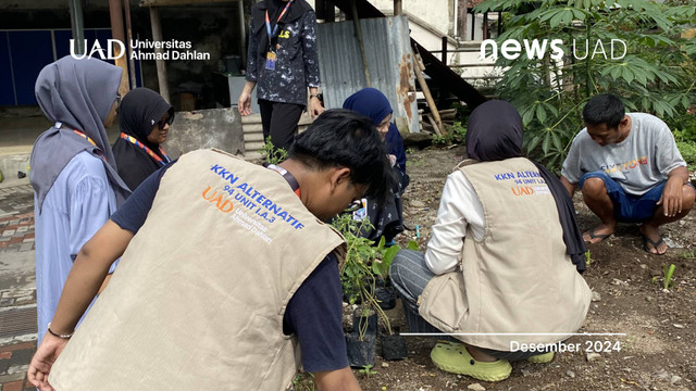 Penanaman berbagai tanaman di Dusun Tegalgendu Kelurahan Prenggan RW 11 oleh KKN Unit I.A.3 Universitas Ahmad Dahlan (UAD) (Dok. KKN UAD)