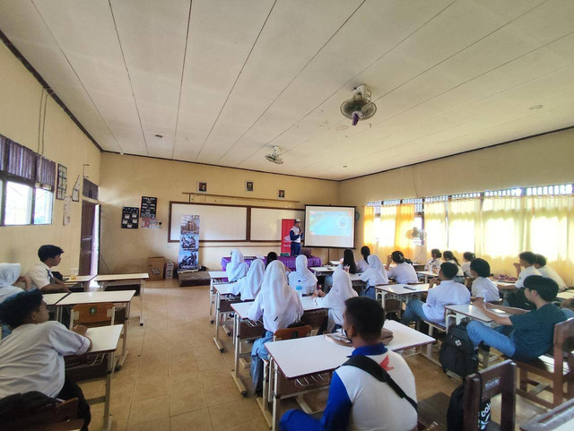 Asmo Kalbar memberikan edukasi safety riding di SMAN 1 Segedong. Foto: Dok. Astra Motor Kalbar