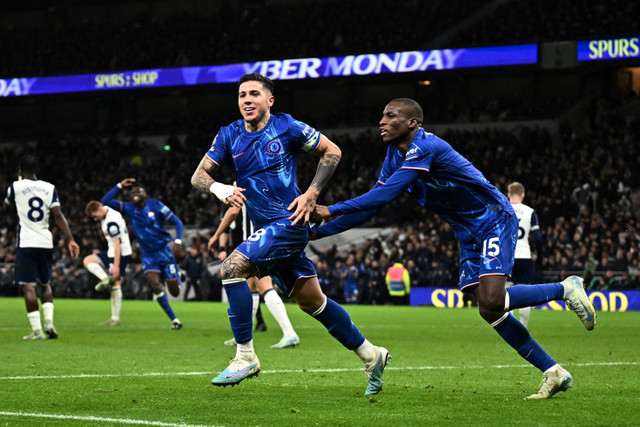 Selebrasi pemain Chelsea Enzo Fernandez usai mencetak gol ke gawang Tottenham Hotspur pada pertandingan Liga Inggris di Tottenham Hotspur Stadium, London, Inggris, Minggu (8/12/2024). Foto: Dylan Martinez/REUTERS