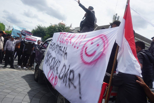 Sejumlah massa yang menamai dirinya sebagai Aliansi Santri Jalanan menggelar aksi di Titik Nol Kilometer, Kota Yogyakarta, Senin (9/12/2024). Foto: Arfiansyah Panji Purnandaru/kumparan