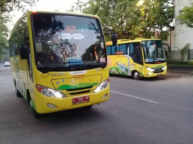 Armada bus sekolah di Surabaya. Foto: Masruroh/Basra