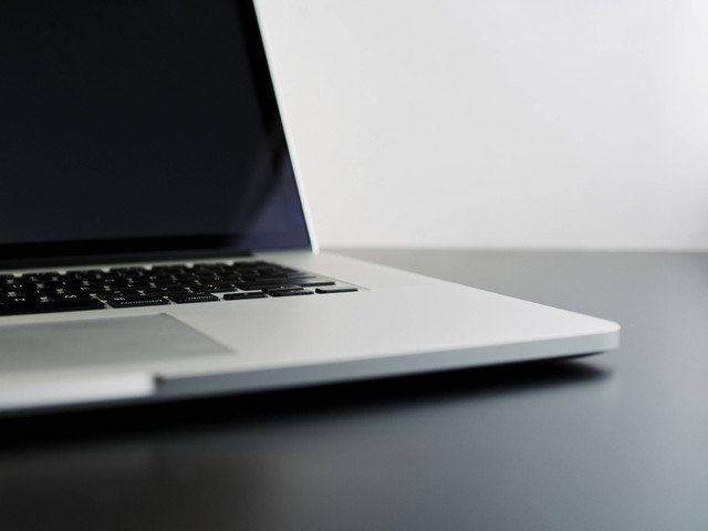 Laptop adalah sebuah komputer pribadi yang dirancang untuk portabilitas, artinya dapat dibawa ke mana saja dan digunakan di berbagai lokasi. Foto: Pexels.com