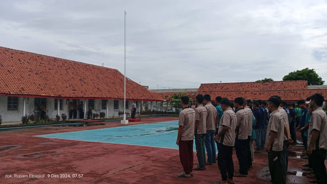 Menanamkan Disiplin dan Komitmen: Upacara Bendera Warga Binaan Lapas Pekalongan