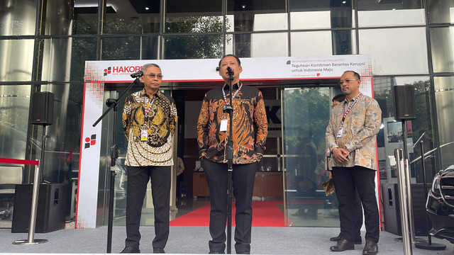 Ketua KPK terpilih Setyo Budiyanto dan Wakil Ketua KPK terpilih Fitroh Rohcahyanto saat konferensi pers di Gedung Merah Putih KPK, Jakarta, Senin (9/12/2024). Foto: Fadhil Pramudya/kumparan