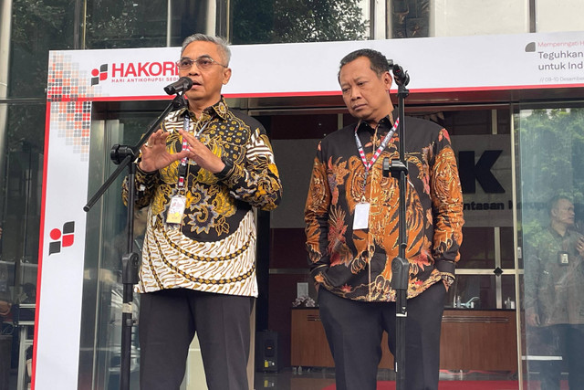 Ketua KPK terpilih Setyo Budiyanto dan Wakil Ketua KPK terpilih Fitroh Rohcahyanto saat konferensi pers di Gedung Merah Putih KPK, Jakarta, Senin (9/12/2024). Foto: Fadhil Pramudya/kumparan