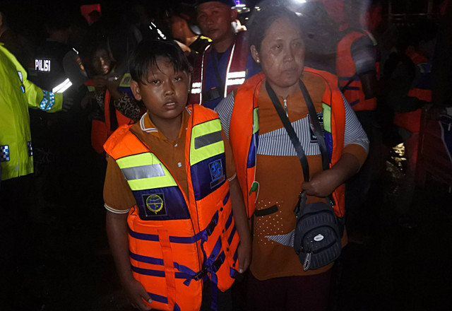 Sejumlah penumpang Kapal Layar Motor Lorena Sari yang selamat setibanya di Pelabuhan Jangkar, Situbondo, Jawa Timur, Minggu (8/12/2024). Foto: Seno/ANTARA FOTO