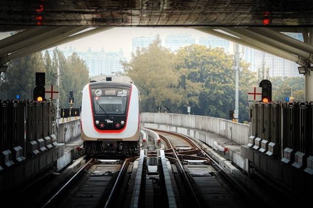 Cara Naik LRT Pakai QRIS. Foto hanya ilustrasi, bukan tempat sebenarnya. Sumber: Unsplash/Fadhila Nurhakim