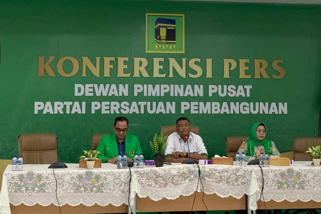 Ketua Panitia Mukernas PPP, Tgk H Amri M Ali (tengah) memberikan keterangan pers soal persiapan Mukernas PPP di Kantor DPP PPP, Jakarta, Senin (9/12/2024). Foto: Luthfi Humam/kumparan