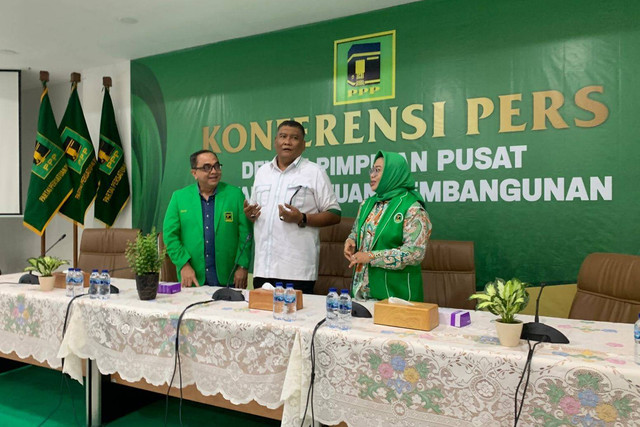 Ketua Panitia Mukernas PPP, Tgk H Amri M Ali (tengah) memberikan keterangan pers soal persiapan Mukernas PPP di Kantor DPP PPP, Jakarta, Senin (9/12/2024). Foto: Luthfi Humam/kumparan