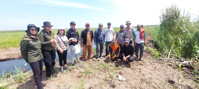 Kegiatan pengecekan lokasi yang akan digunakan program reforma agraria (Sumber: foto pribadi)