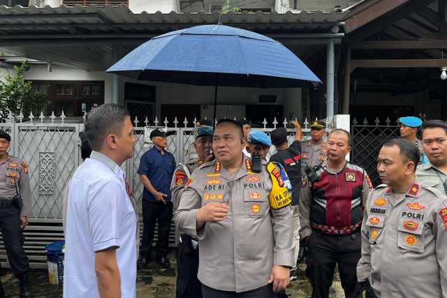 Kapolres Metro Jakarta Selatan Kombes Pol Ade Rahmat Idnal mengunjungi lokasi TKP pembunuhan di Lebak Bulus, Jakarta, Senin (9/12/2024). Foto: Rayyan Farhansyah/kumparan