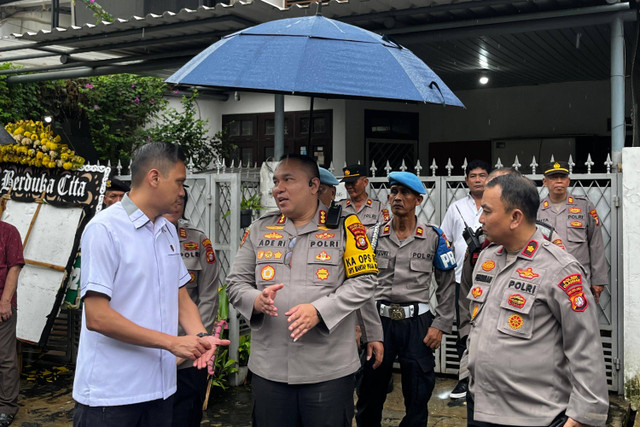 Kapolres Metro Jakarta Selatan Kombes Pol Ade Rahmat Idnal mengunjungi lokasi TKP pembunuhan di Lebak Bulus, Jakarta, Senin (9/12/2024). Foto: Rayyan Farhansyah/kumparan