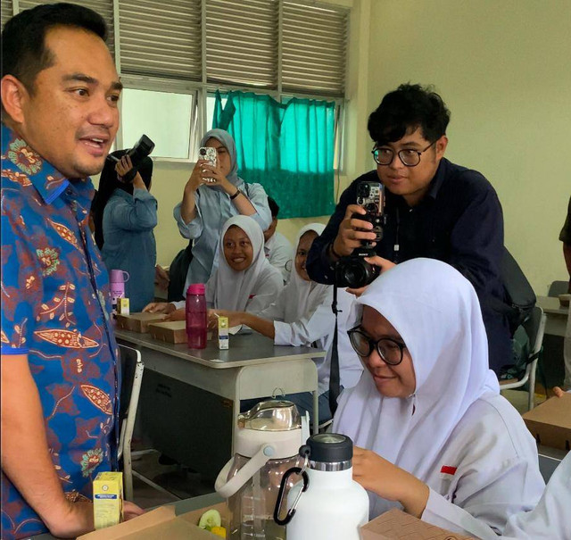 Ketua Komisi II DPR RI, M. Rifqinizamy Karsayuda melihat secara langsung simulasi makan bergizi gratis di SMAN 1 Pontianak. Foto: Yulia Ramadhiyanti/Hi!Pontianak