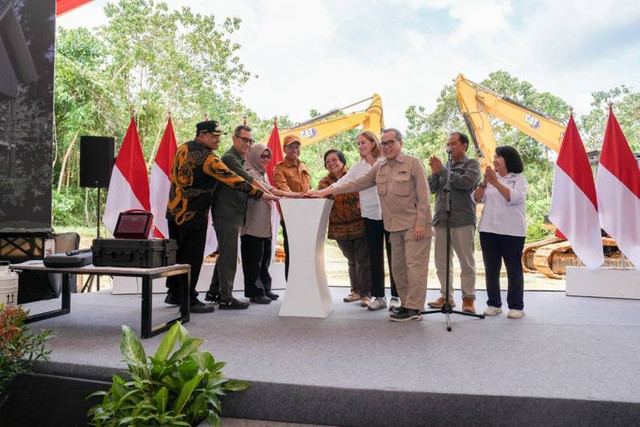 Groundbreaking Pusat Plasma Nutfah Nasional di di Kelurahan Mentawir, Kabupaten Penajam Paser Utara, Provinsi Kalimantan Timur. 