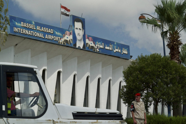 Pintu masuk ke pangkalan udara Rusia di Hmeimim di provinsi Latakia, Suriah barat laut. Foto: ANDREI BORODULIN/AFP