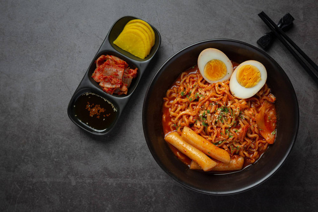 Mie instan Korea dan tteokbokki dengan saus pedas khas Korea. Foto: Freepik.