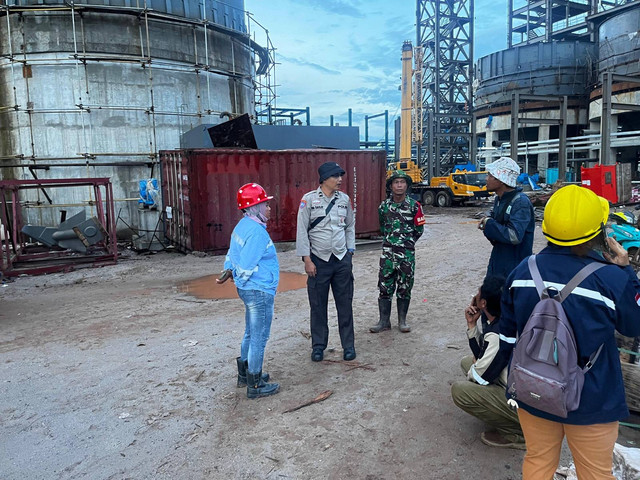 Petugas kepolisian bersama dengan management perusaah saat berada di lokasi kecelakaan kerja. Foto: Dok, Polres Ketapang