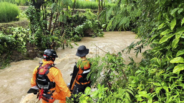 Tim rescue melakukan pencarian bocah yang jatuh terpeleset dari jembatan ke saluran irigasi di Kecamatan Baros, Kabupaten Serang, Banten pada Senin (9/12/2024). Foto: Dok. Istimewa