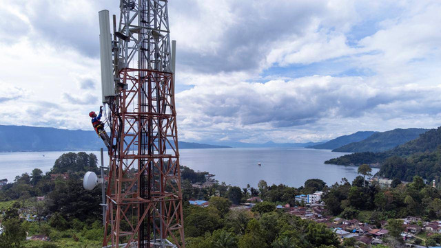 Petugas XL Axiata melakukan pemeliharaan jaringan BTS di menara. Foto: XL Axiata