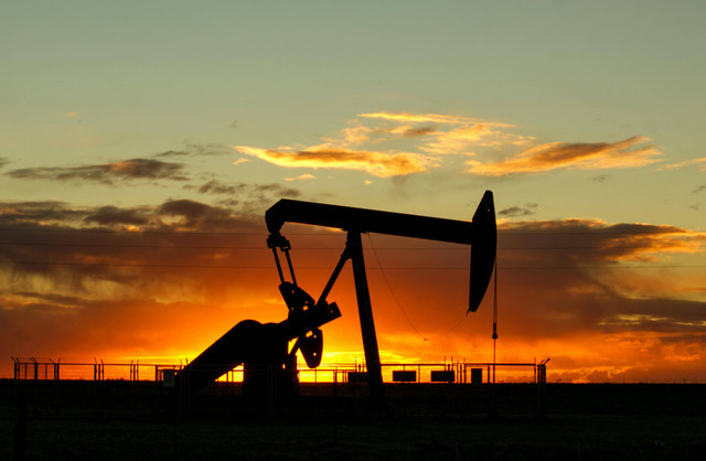 Ilustrasi Sektor minyak. Photo by Jan  Zakelj: https://www.pexels.com/photo/oil-well-at-sunset-16862261/