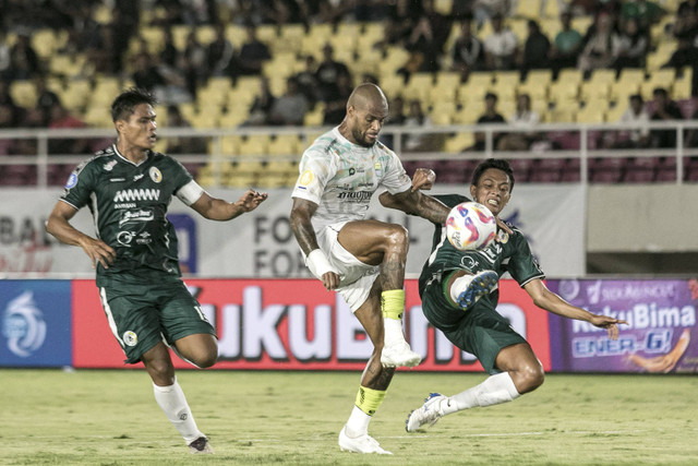 Pemain Persib Bandung David Aparecido Da Silva berebut bola dengan dua pemain PSS Sleman Achmad Figo Ramadani dan Fachruddin Wahyudi Aryanto dalam pertandingan BRI Liga 1 di Stadion Manahan, Solo, Jawa Tengah, Senin (9/12/2024). Foto: Mohammad Ayudha/ANTARA FOTO