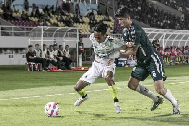 Pemain Persib Bandung Beckham Putra Nugraha (kiri) berebut bola dengan pemain PSS Sleman Kevin Gomes De Olivera (kanan) dalam pertandingan BRI Liga 1 di Stadion Manahan, Solo, Jawa Tengah, Senin (9/12/2024). Foto: Mohammad Ayudha/ANTARA FOTO