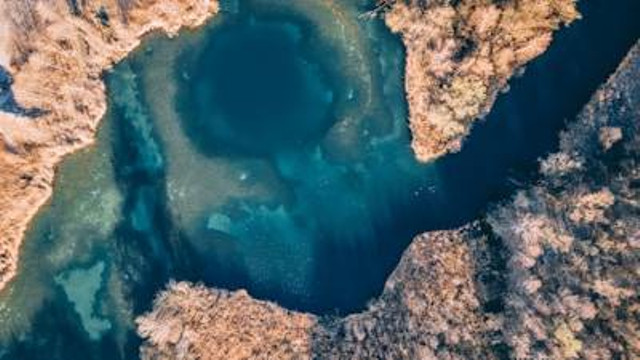 Ilustrasi Blue Hole. Unsplash.com/Pascal-Scholl