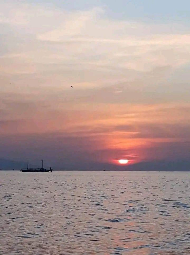 foto ini diambil langsung dari galeri HP pribadi, menggambarkan perjalanan nelayan di tengah laut, yang menjadi simbol ketergantungan masyarakat pesisir sebagai sumber daya alam laut untuk kehidupan mereka. 