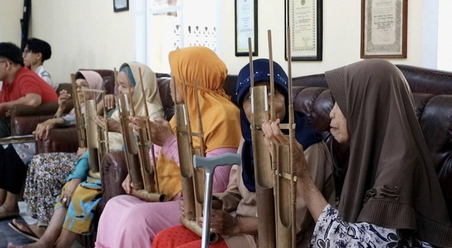 Kegiatan bermain angklung di Panti Sosial Tresna Wredha Budi Pertiwi Bandung | Foto: Aqeela Syahida