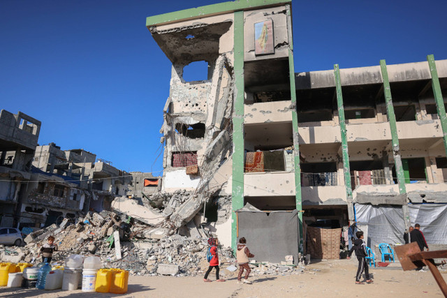 Anak-anak Palestina menghadiri kelas di ruang kelas yang rusak parah di Khan Younis, Jalur Gaza selatan. Foto: Bashar Taleb / AFP