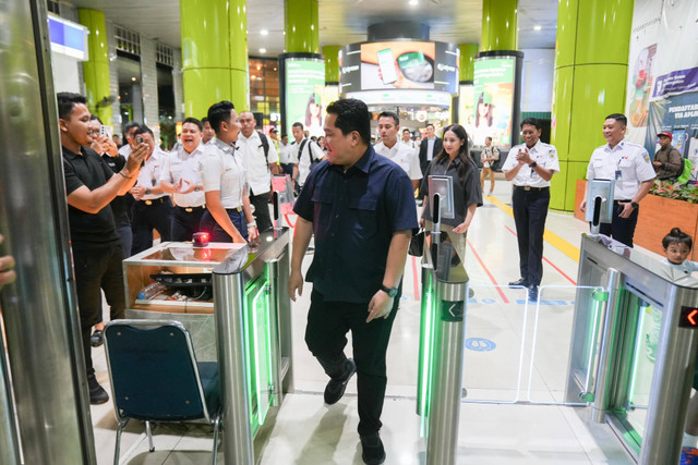 Menteri BUMN Erick Thohir dan Raffi Ahmad jajal kereta langsung Jakarta-Semarang. Foto: Kementerian BUMN