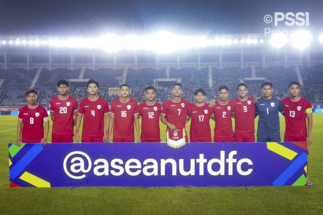 Sejumlah pemain Timnas Indonesia berfoto bersama sebelum melawan Timnas Myanmar pada pertandingan grup B Piala AFF 2024 di Thuwunna Stadium, Yangon, Myanmar, Senin (9/12/2024). Foto: Dok. PSSI