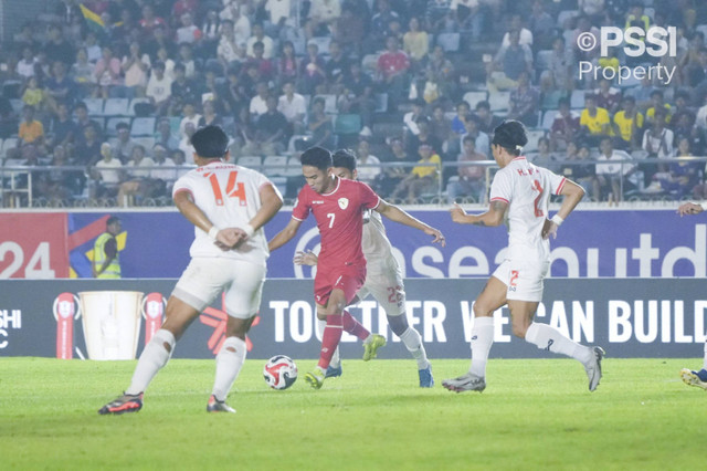 Pemain Timnas Indonesia Marselino Ferdinan menendang bola ke arah gawang Myanmar pada pertandingan grup B Piala AFF 2024 di Thuwunna Stadium, Yangon, Myanmar, Senin (9/12/2024). Foto: Dok. PSSI