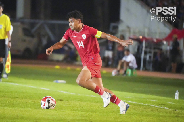 Pemain Timnas Indonesia Asnawi Mangkualam menggiring bola pada pertandingan grup B Piala AFF 2024 di Thuwunna Stadium, Yangon, Myanmar, Senin (9/12/2024). Foto: Dok. PSSI