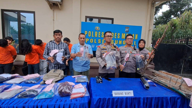 Kapolsek Medan Sunggal Kompol Bambang Gunanti menunjukkan barang bukti dan 13 mahasiswa Universitas Katolik Santo Thomas yang menjadi tersangka pembakaran motor saat tawuran. Foto: Dok. Istimewa