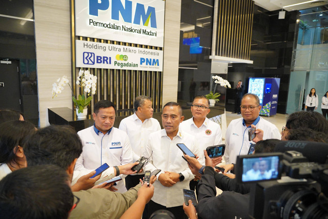 Kepala BNPT, Komjen Pol Eddy Hartono (tengah) bersama Direktur Utama PNM, Arief Mulyadi (kiri) pada di Menara PNM, Kuningan Jakarta Selatan, Senin (9/12). Foto: Dok. PNM