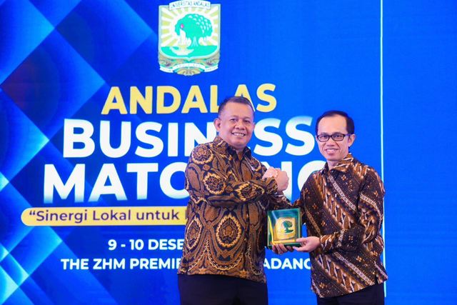 Wakil Menteri UMKM, Helvi Moraza (kiri) dan Rektor Unand, Efa Yonnedi (kanan) pada Andalas Business Matching (ABM) ke-2 di Universitas Andalas (Unand), Padang, Senin (9/12/2024). Foto: Dok. Kementerian UMKM