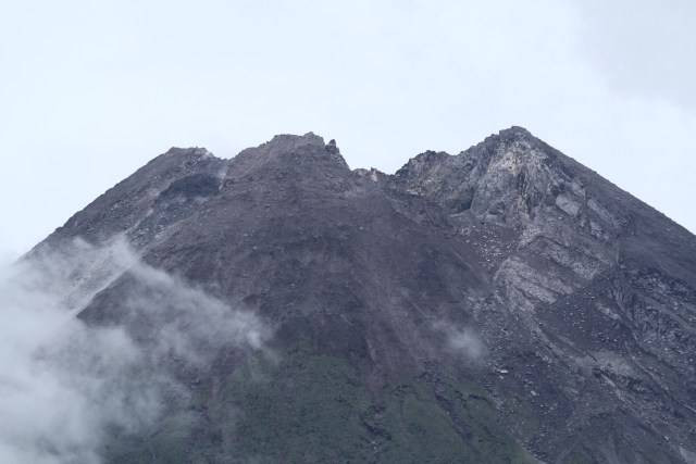 Kubah lava di puncak Gunung Merapi terlihat dari Desa Kinahrejo, Cangkringan, Sleman, DI Yogyakarta, Jumat (15/1/2021). Foto: Hendra Nurdiyansyah/Antara Foto