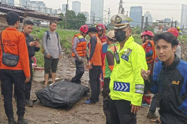 Penanganan korban tewas karena tersengat listrik saat memasang sensor pengendali banjir di Tanah Abang. Foto: Dok. Polres Tanah Abang