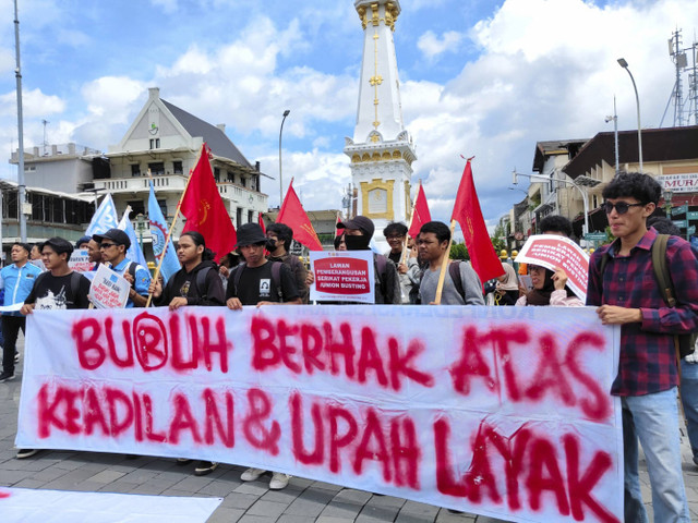 Sejumlah buruh di Yogyakarta menggelar aksi di Tugu Yogyakarta, Selasa (10/12/2024). Mereka menuntut agar upah 2025 di Yogyakarta naik menjadi Rp 4 juta. Foto: Arfiansyah Panji Purnandaru/kumparan