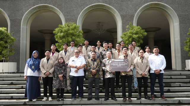 Sebanyak 24 mahasiswa Universitas Gadjah Mada (UGM) menerima beasiswa hilirisasi dari PT Indonesia Morowali Industrial Park (IMIP) di gedung rektorat UGM, Selasa (10/12/2024). Foto: Dok. IMIP