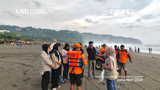 Edukasi wisata Pantai Parangtritis oleh mahasiswa KKN UAD dan Satlinmas Rescue Istimewa Wilayah III. (Dok. Tika)