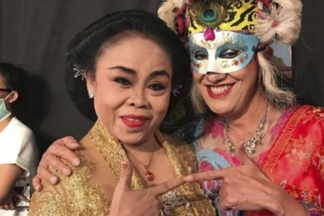 Yati Pesek (kiri) bersama Penari Indonesia Didik Nini Thowok.
 Foto: Instagram/ @didikninithowok