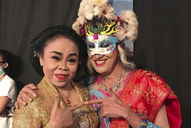 Yati Pesek (kiri) bersama Penari Indonesia Didik Nini Thowok. Foto: Instagram/ @didikninithowok