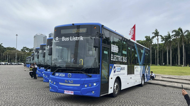 Peluncuran 200 unit bus listrik di Monas, Jakarta Pusat, Selasa (10/12/2024). Foto: Haya Syahira/kumparan